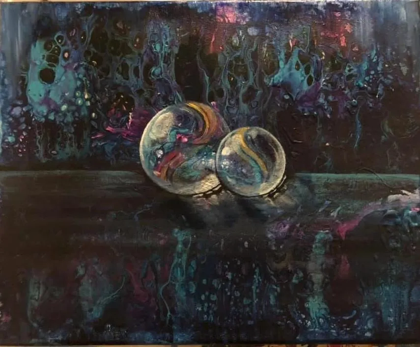 Dunkles Acrylbild mit zwei Glasmurmeln vor abstraktem Fluid-Art-Hintergrund