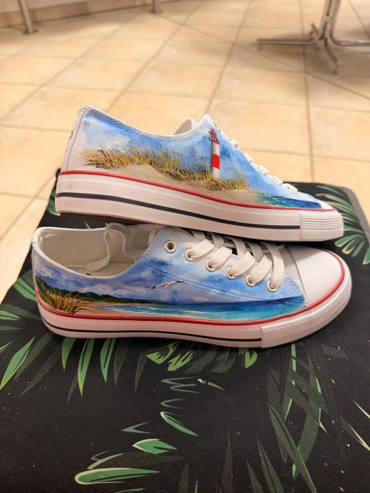 Handbemalte Sneaker mit Leuchtturm und Dünen