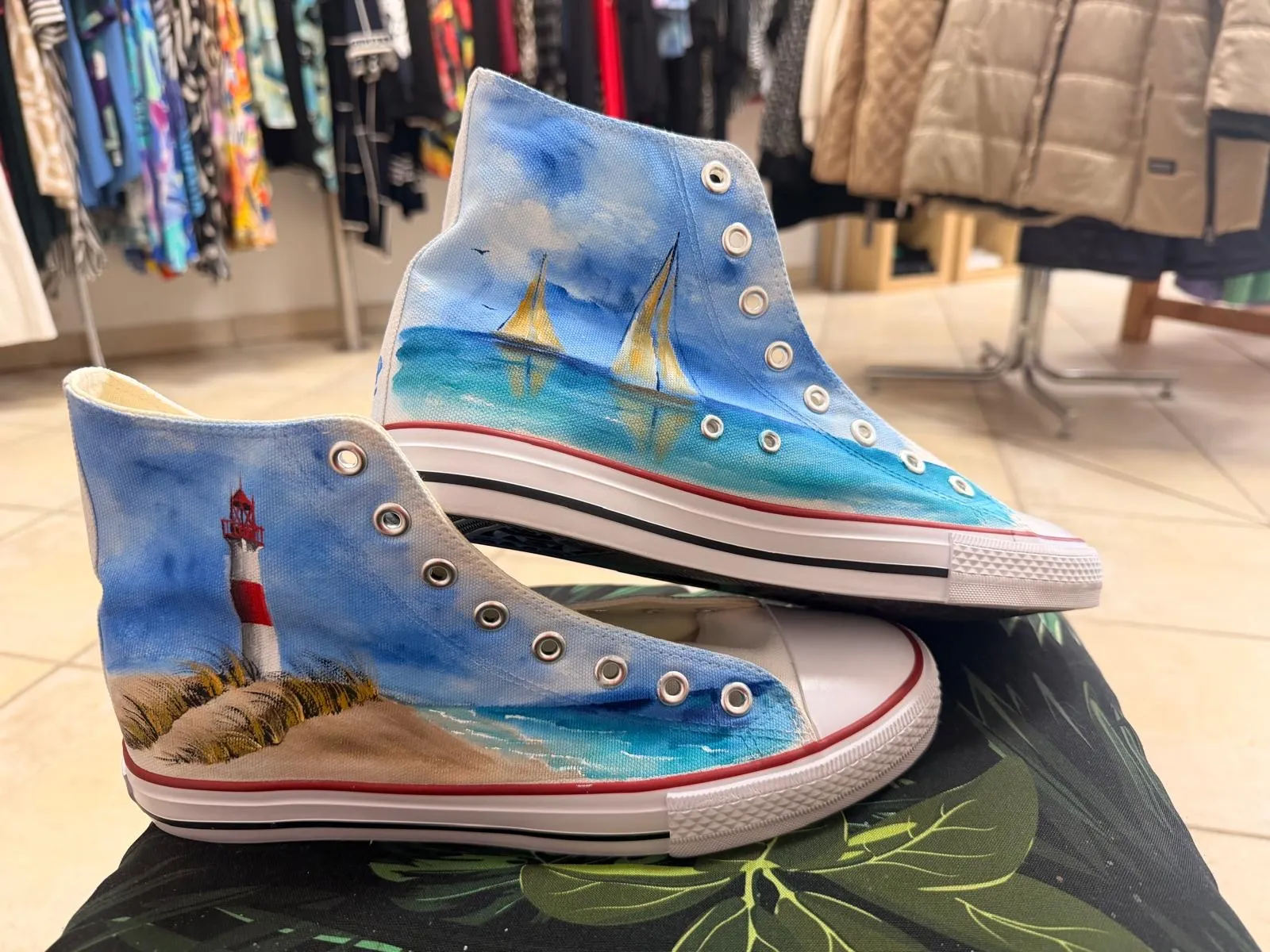 Handbemalte High-Top-Sneaker mit Segelbooten, Leuchtturm und Dünenlandschaft