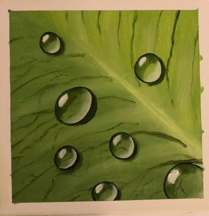 Detailgetreue Wassertropfen auf einem grünen Blatt